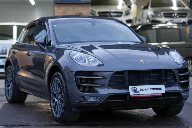 PORSCHE MACAN